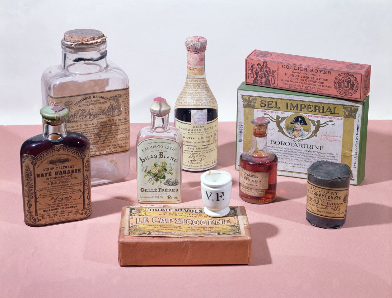 Různé farmaceutické léky od French School