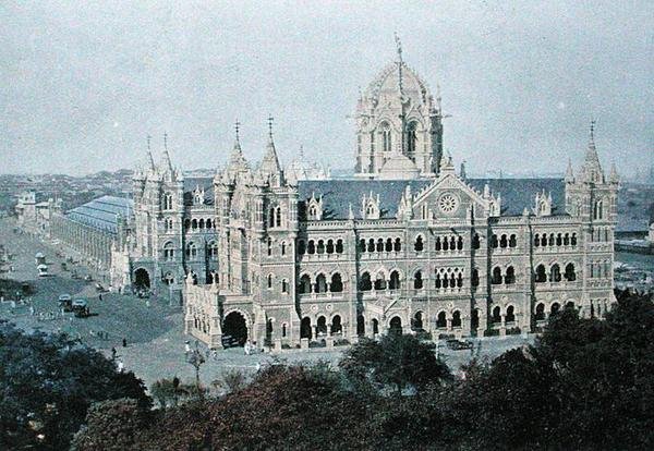 Victoria Terminus, Bombay, vyryto Gillotem, kolem roku 1910 (barevně lito) od French School