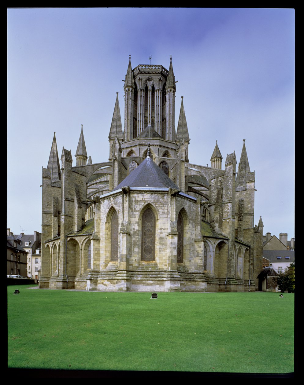 Pohled na katedrálu Coutances od východu od French School