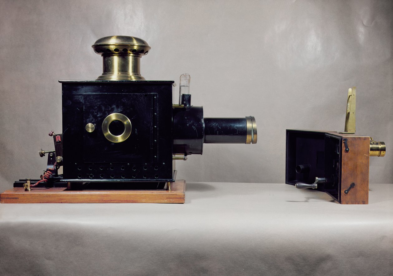 Pohled na jeden z prvních kinoprojektorů vyrobený Augustem (1862-1954) a Louisem Lumierem (1864-1948) od French School
