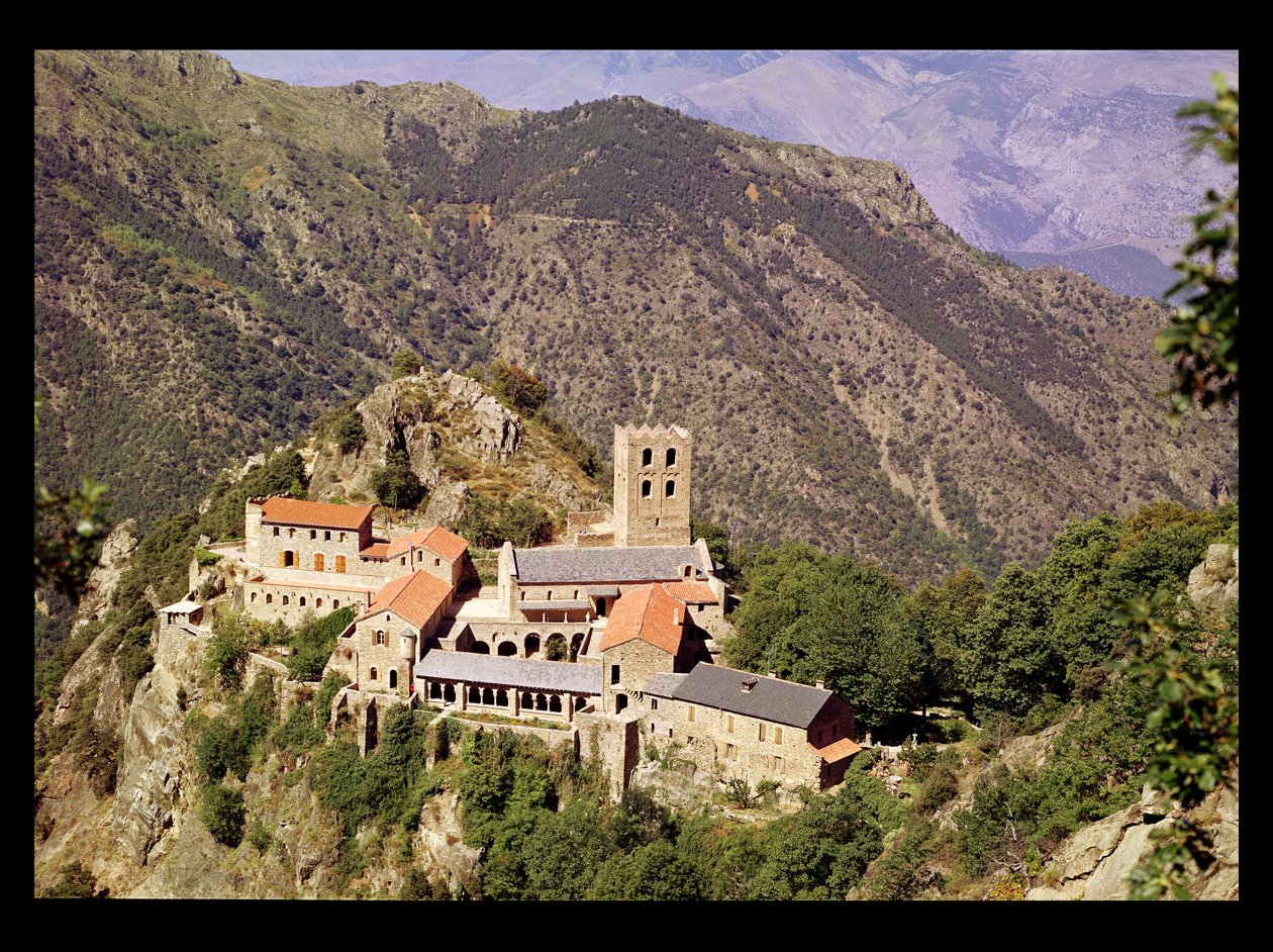 Pohled na opatství St. Martin du Canigou od French School