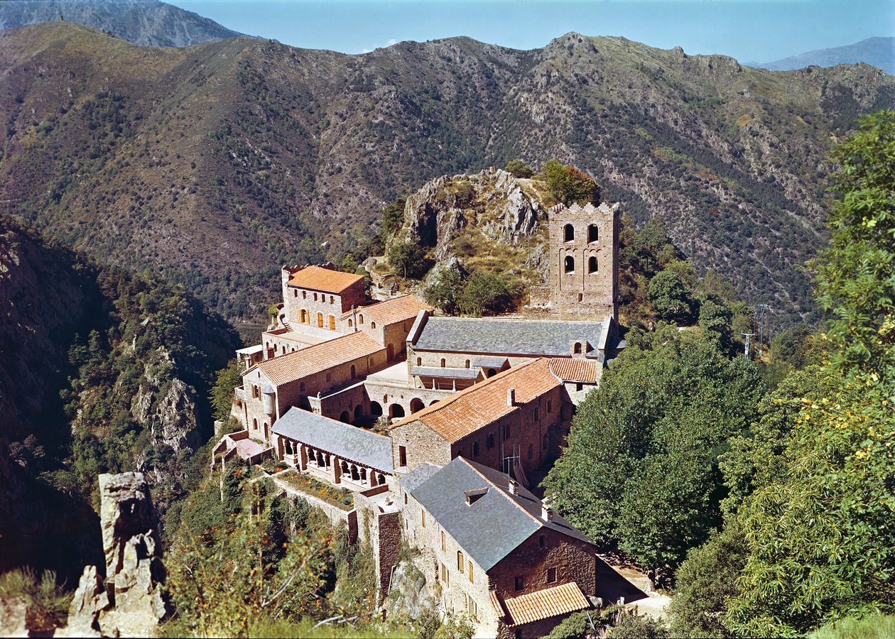 Pohled na opatství St. Martin du Canigou od French School