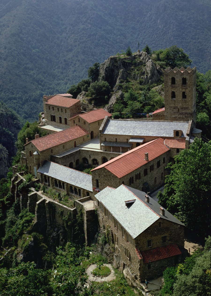 Pohled na opatství St. Martin du Canigou od French School
