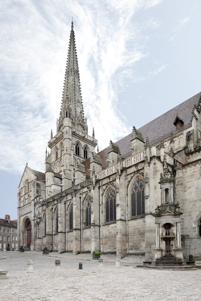 Pohled na Cathedrale Saint Lazare d