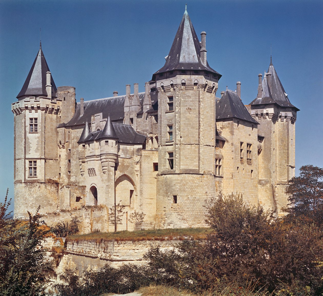 Pohled na zámek, přestavěný v roce 1227 sv. Ludvíkem a zpevněný v 16. století Bartolommeem od French School