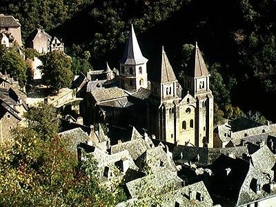 Pohled na kostel St. Foy, postavený c.1140 od French School