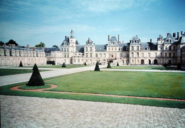 Pohled na Cour du Cheval Blanc se schodištěm ve tvaru podkovy od French School