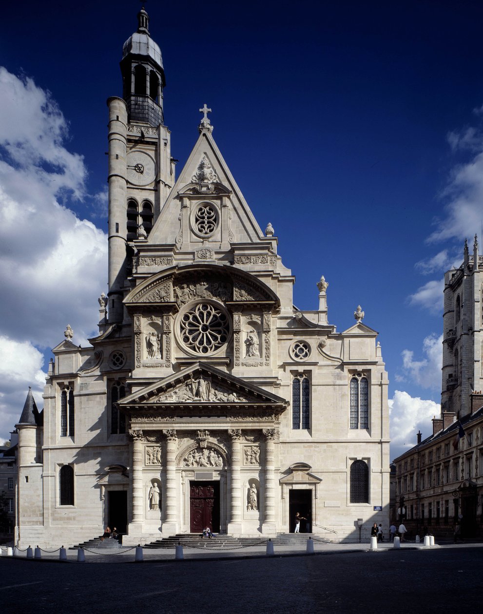 Pohled na fasádu kostela Saint-Etienne du Mont, Place Sainte-Genevieve (Saint Etienne du mont) v Paříži v 5. obvodu (stejné jako agentura Leemage). od French School