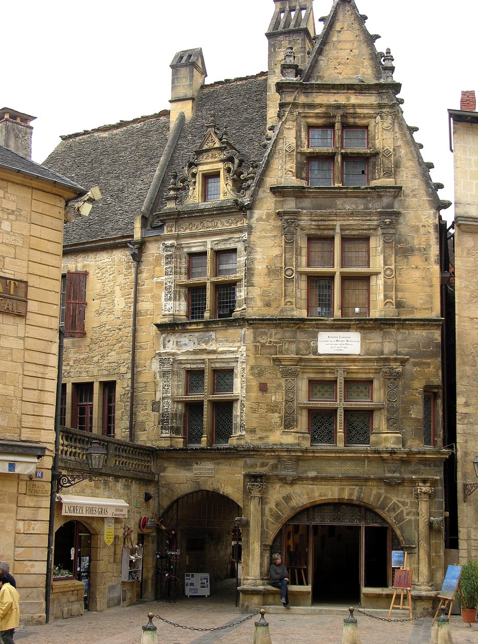 Pohled na Maison de La Boetie od French School