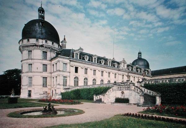 Pohled na severovýchodní průčelí a dvouvratné schodiště, stavba započatá v roce 1540 od French School