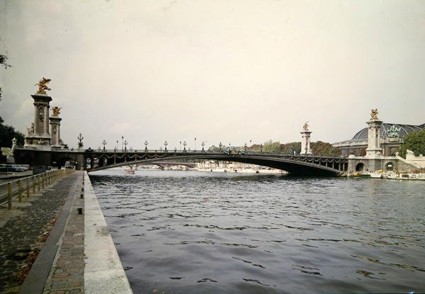 Pohled na Pont Alexandre III, postavený inženýry Louis-Jean Resal (1854-1920) a Amedee Alby (1862-1942) pro světovou výstavu 1900, 1897-1900 od French School