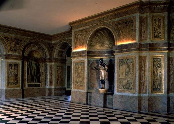 Pohled do Salle des Hocquetons (Pokoj lučištníků) (foto) od French School