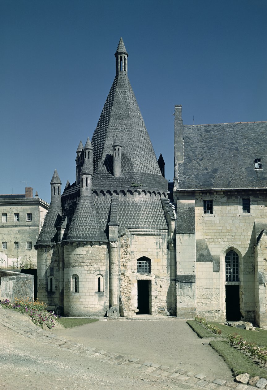 Pohled na Tour dEvrault od French School