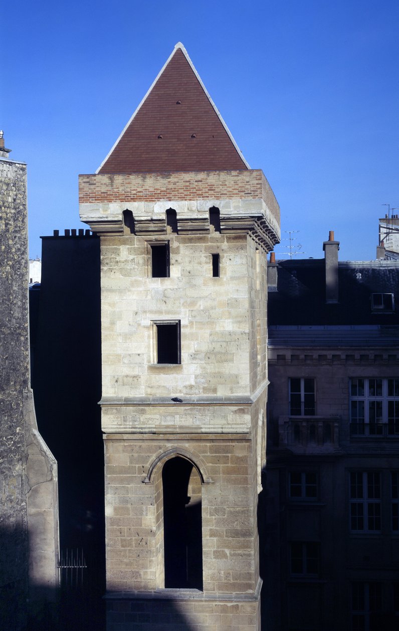 Pohled na věž Johna beze strachu, postavenou v roce 1408 Janem I. Burgundským známým jako Jan beze strachu (1371-1419), po atentátu na vévodu z Orleans. Byla součástí hotelu de Bourgogne, bývalého hotelu Artois erige proti zemi od French School