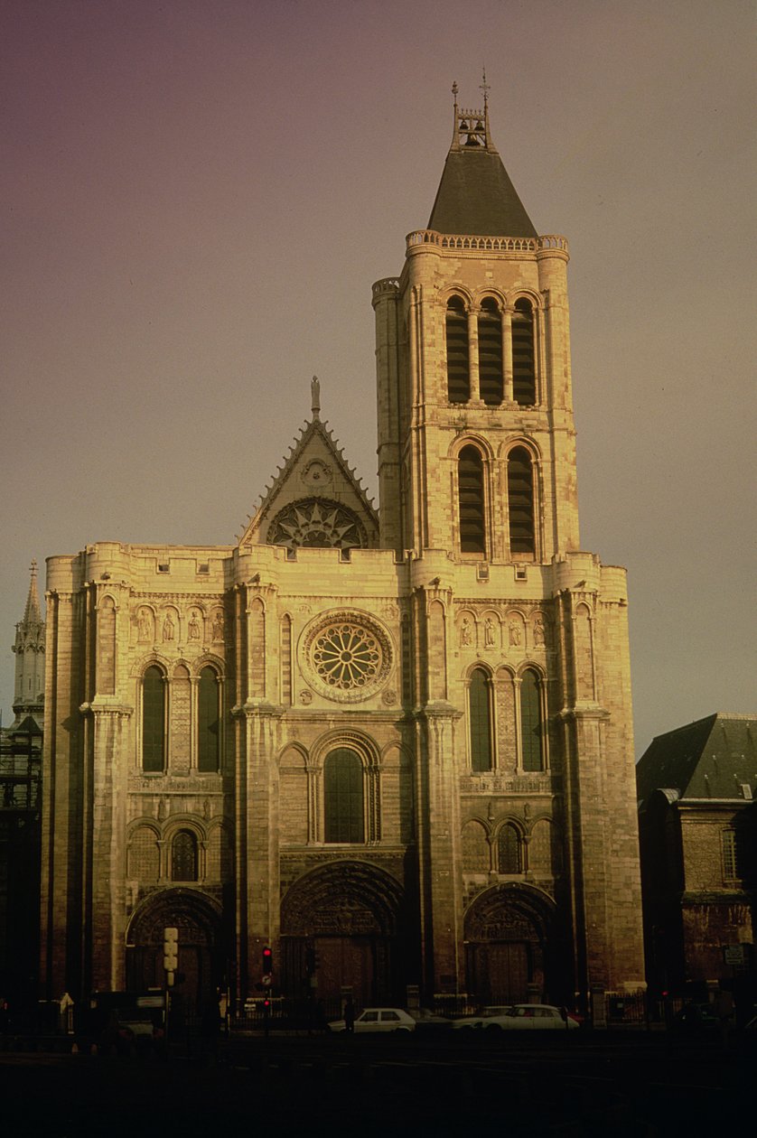 Pohled na západní fasádu, zahájeno kolem 1135 od French School