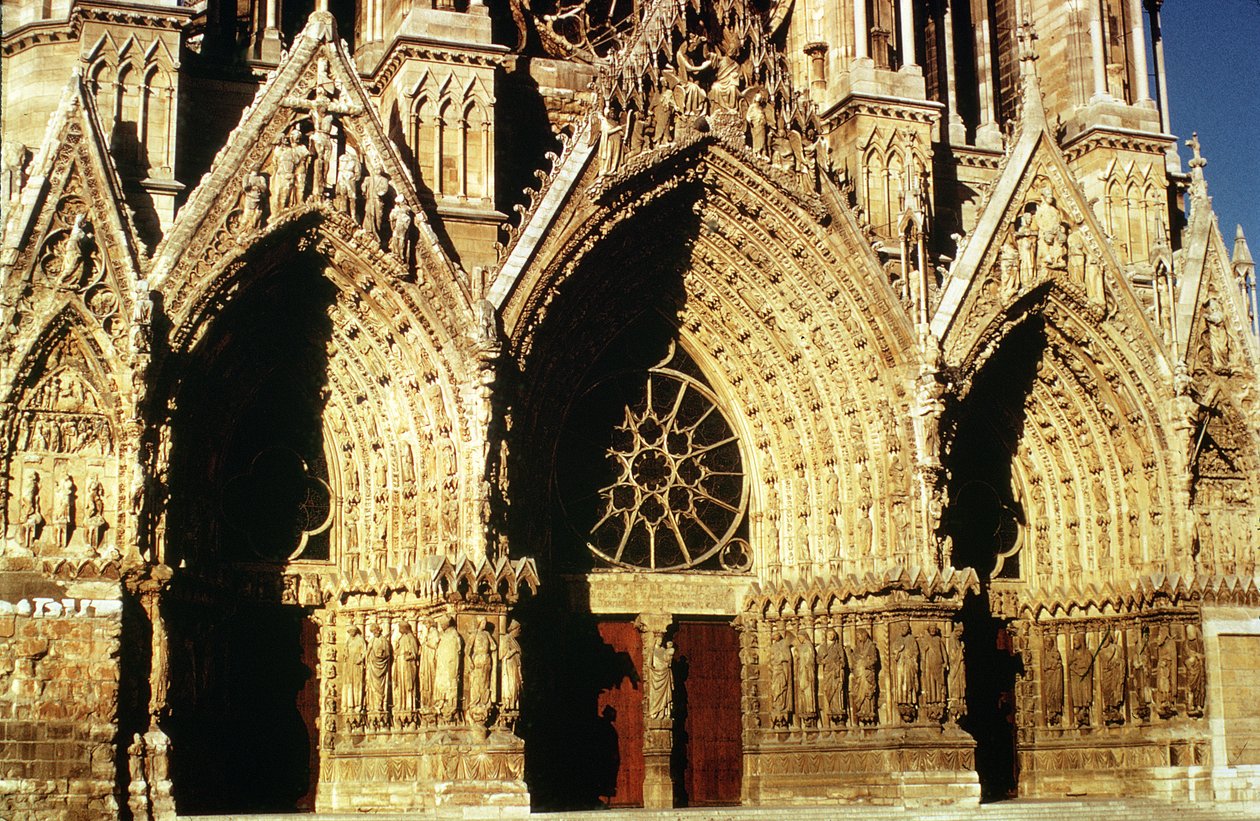 Pohled na portály západní fronty, zahájený v roce 1231 a dokončený v roce 1430 od French School