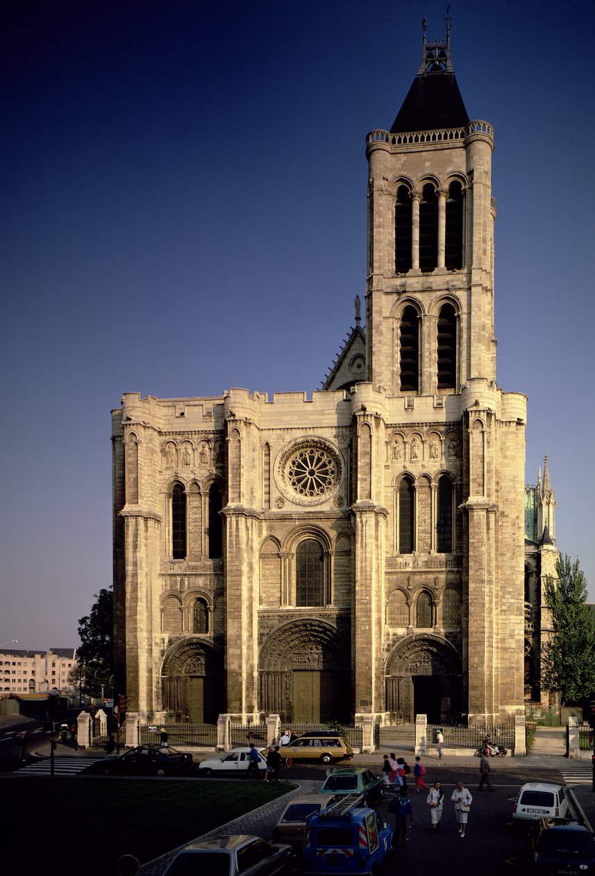 Pohled na západní fasádu, započato kolem roku 1135 od French School