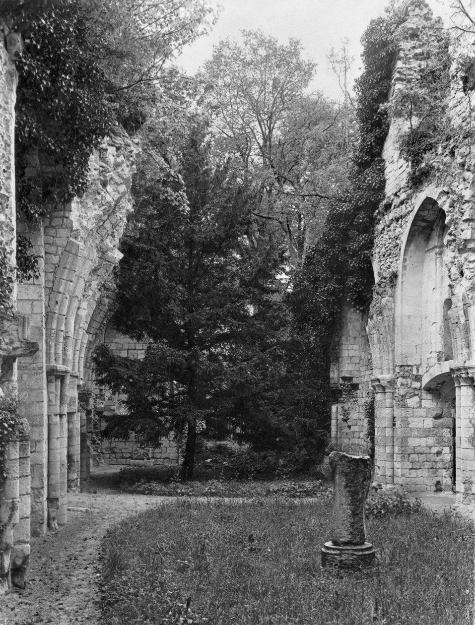 Pohled na kostel, asi 1052-67 od French School