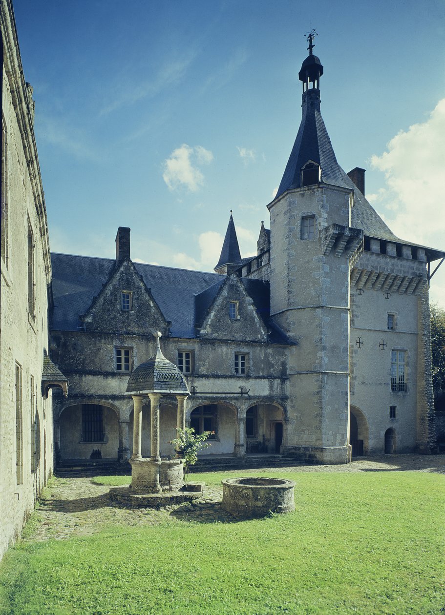 Pohled do dvora s hlavní budovou a studnou z roku 1520 od French School
