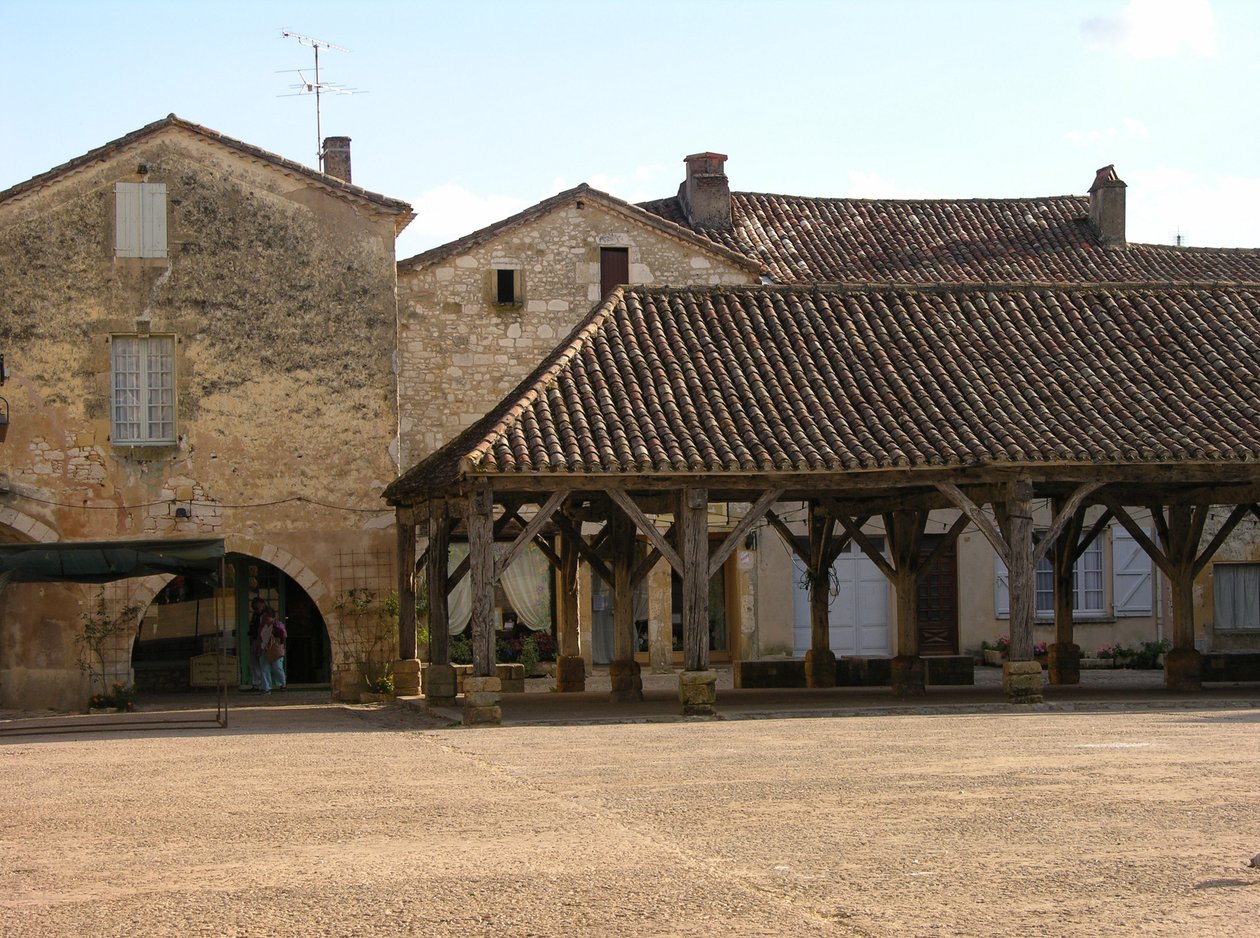 Pohled na kryté tržiště v obci od French School