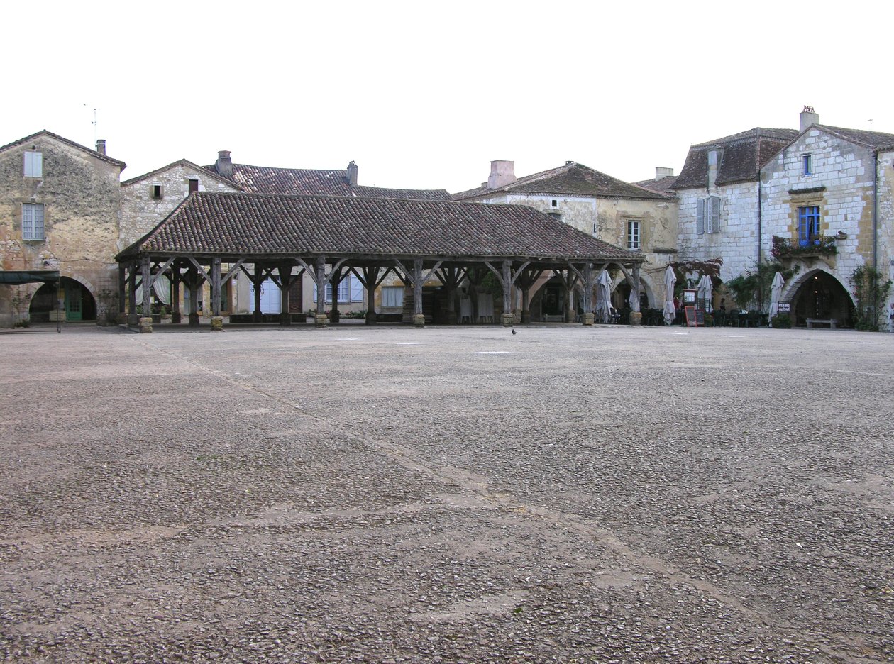 Pohled na kryté tržiště v obci od French School