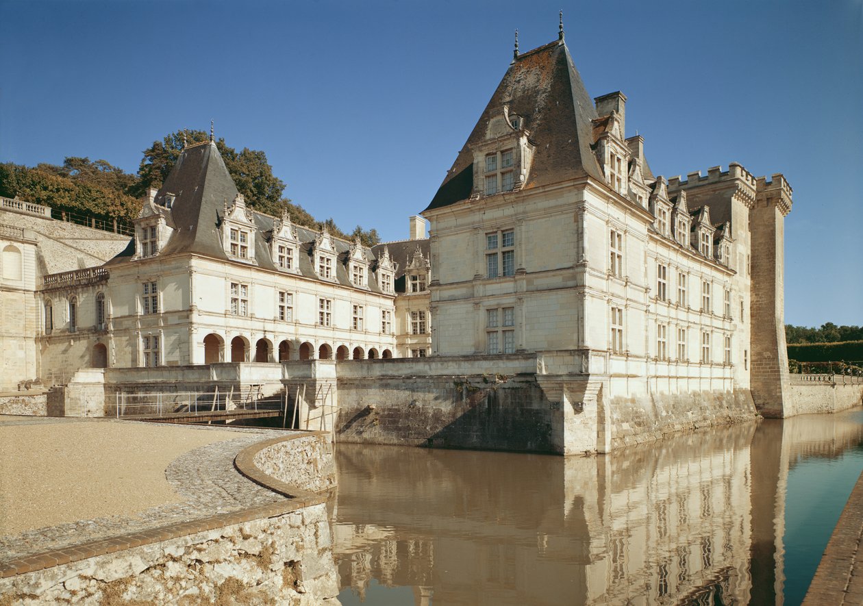 Pohled na vchod a čestný dvůr od French School