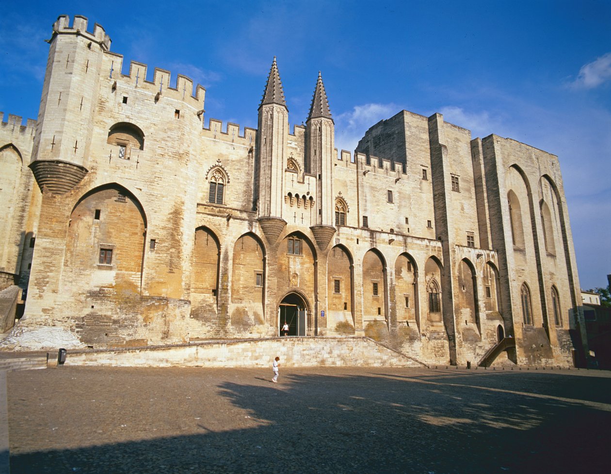 Pohled na vstupní průčelí paláce od French School