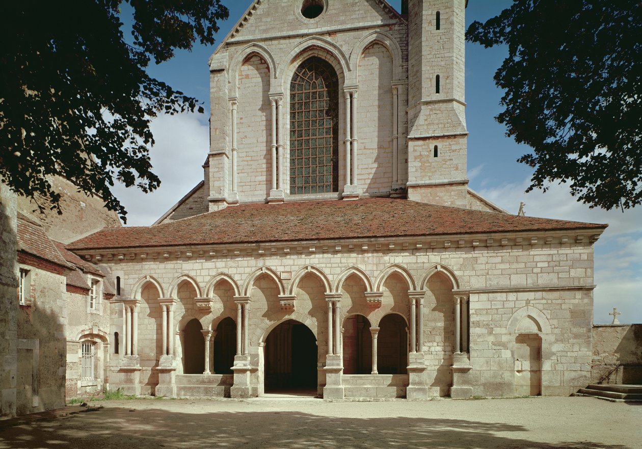 Pohled na vstupní verandu cisterciáckého opatství, postaveného v letech 1140-60 od French School
