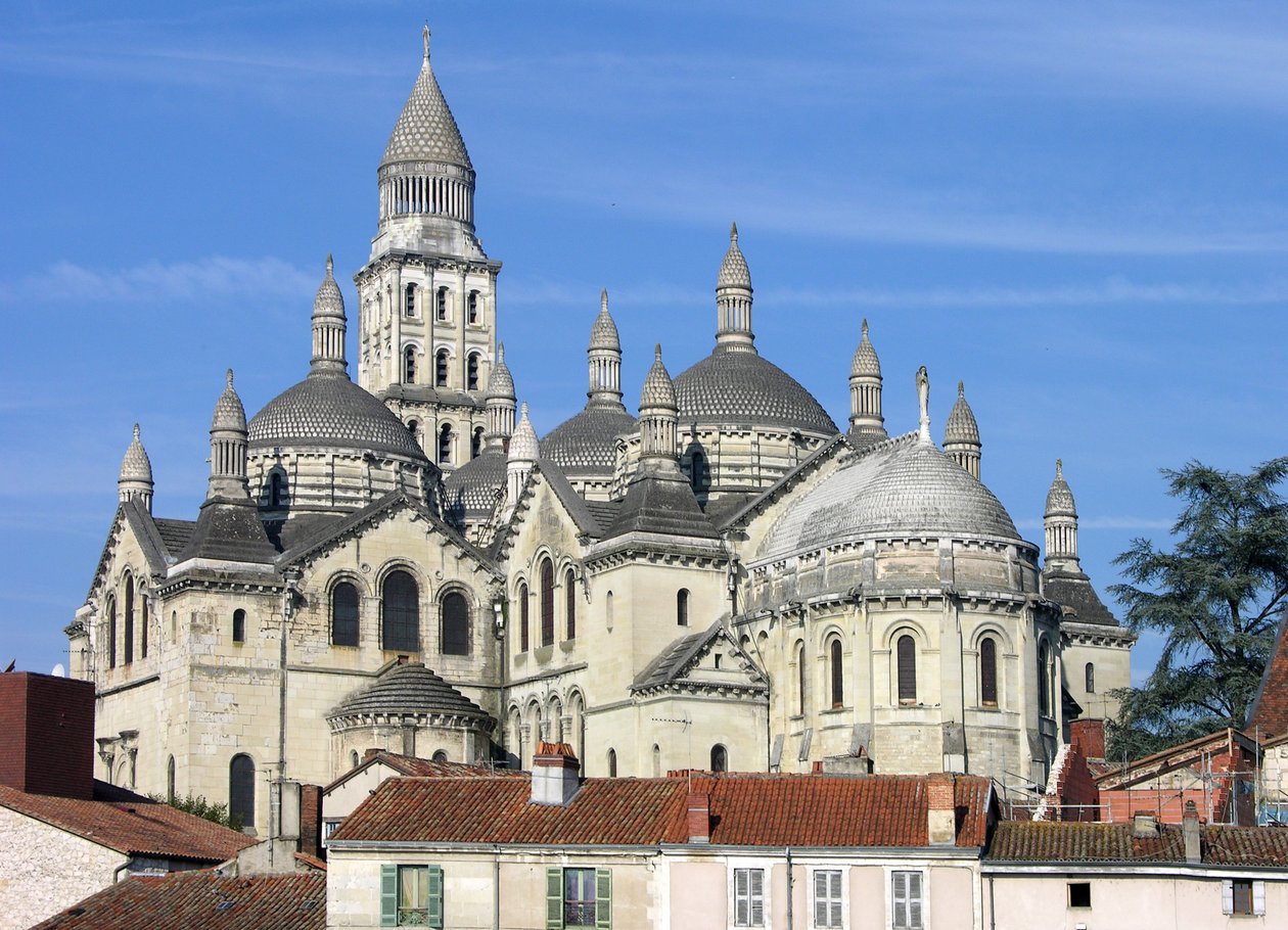 Pohled na exteriér, započatý v roce 1125 od French School
