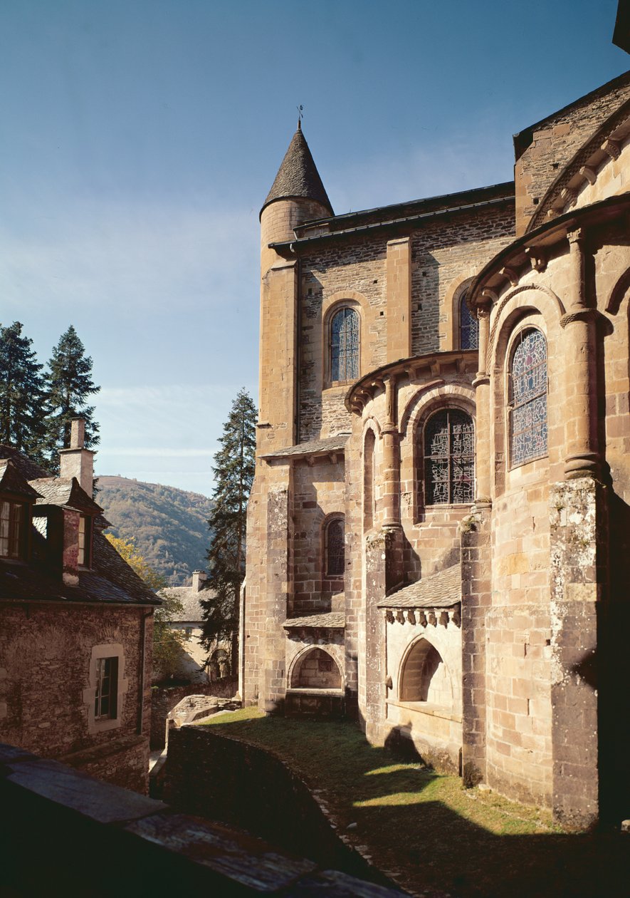 Pohled na vnější pohled na kostel, postavený 1035-60 od French School
