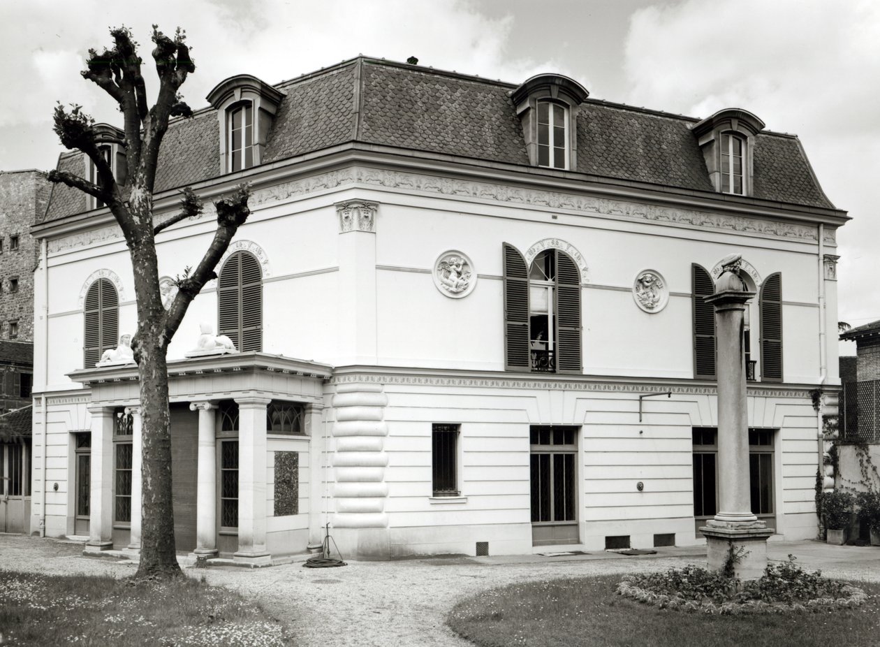 Pohled na fasádu Bibliotheque Marmottan ze zahrady, postavená 1880-1921 od French School