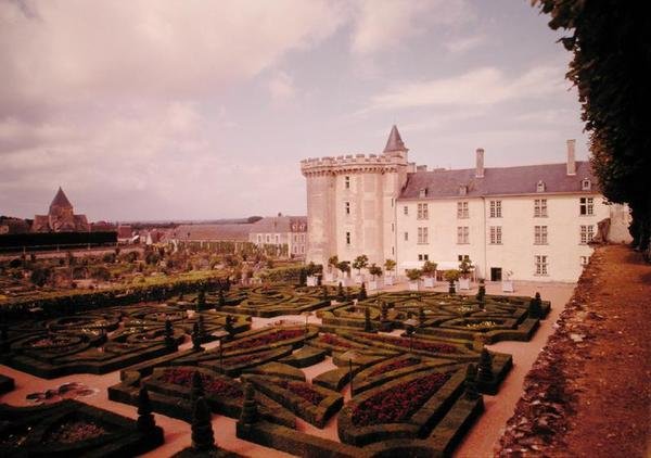 Pohled na hrad a zahrady od French School