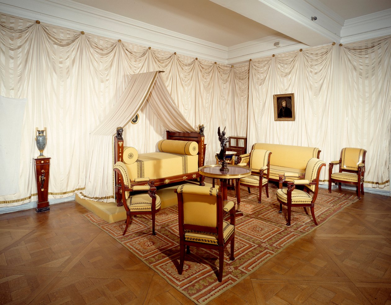 Pohled na pokoj císaře Napoleona I. (1769-1821) na zámku Malmaison, v Rueil Malmaison. od French School