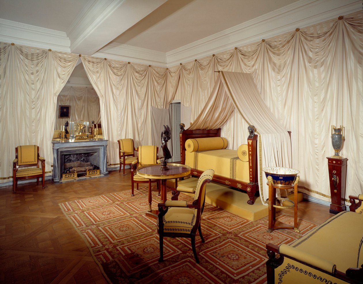 Pohled na pokoj císaře Napoleona I. (1769-1821) na zámku Malmaison, v Rueil Malmaison. od French School