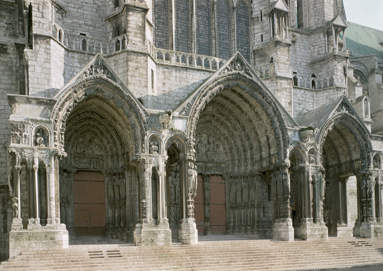 Pohled na tři portály severní transeptu od French School