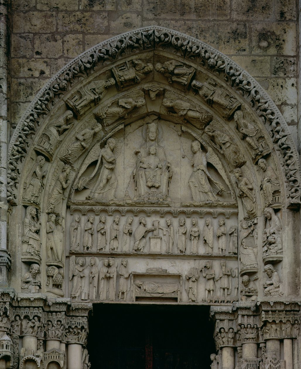Pohled na tympanon zobrazující Madonu s dítětem na trůnu, Jižní dveře královského portálu, cca 1145-50 od French School