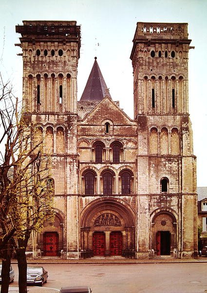 Pohled na západní průčelí La Trinite, Abbaye aux Dames od French School