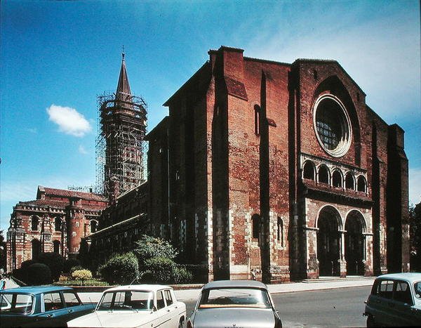Pohled na západní průčelí kostela, započatý kolem 1075-80 od French School