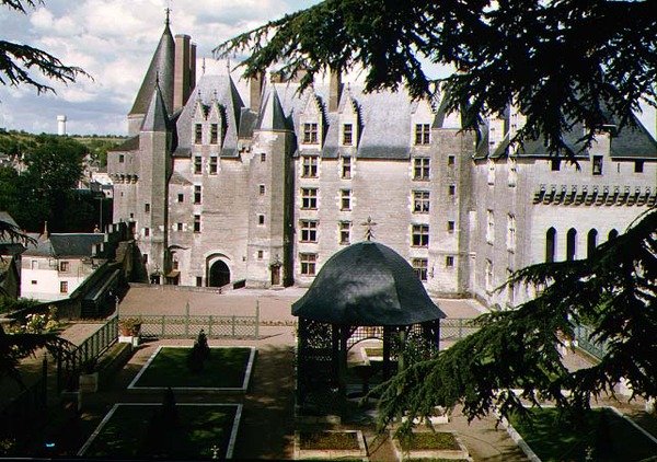 Pohled na západní průčelí zrestaurovaného zámku postaveného kolem roku 1465 pro Jeana Bourrea, ministra francouzského Ludvíka XI. (viz také 8768486) od French School