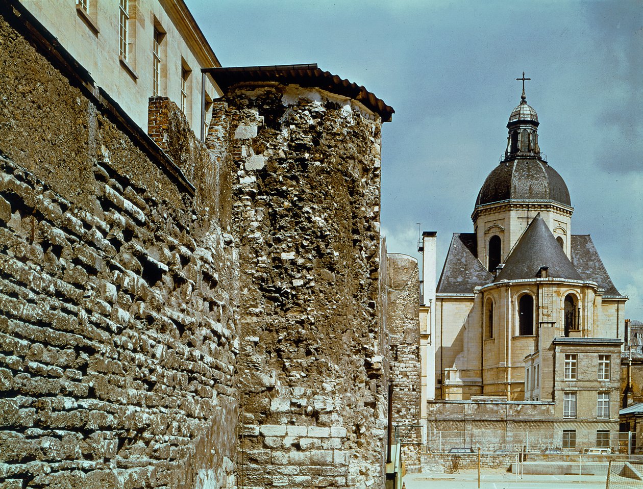 Zeď Philippe Auguste (1165-1223) rue des Jardins Saint-Paul od French School