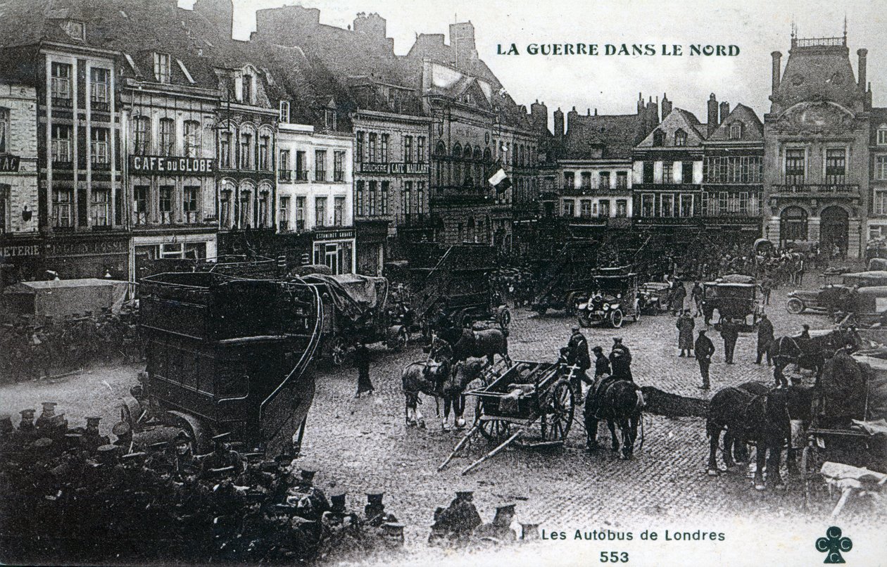 Válka na severu: Londýnské autobusy britských expedičních sil na hlavním náměstí v Bethune v roce 1915 (fotolitografie) od French School