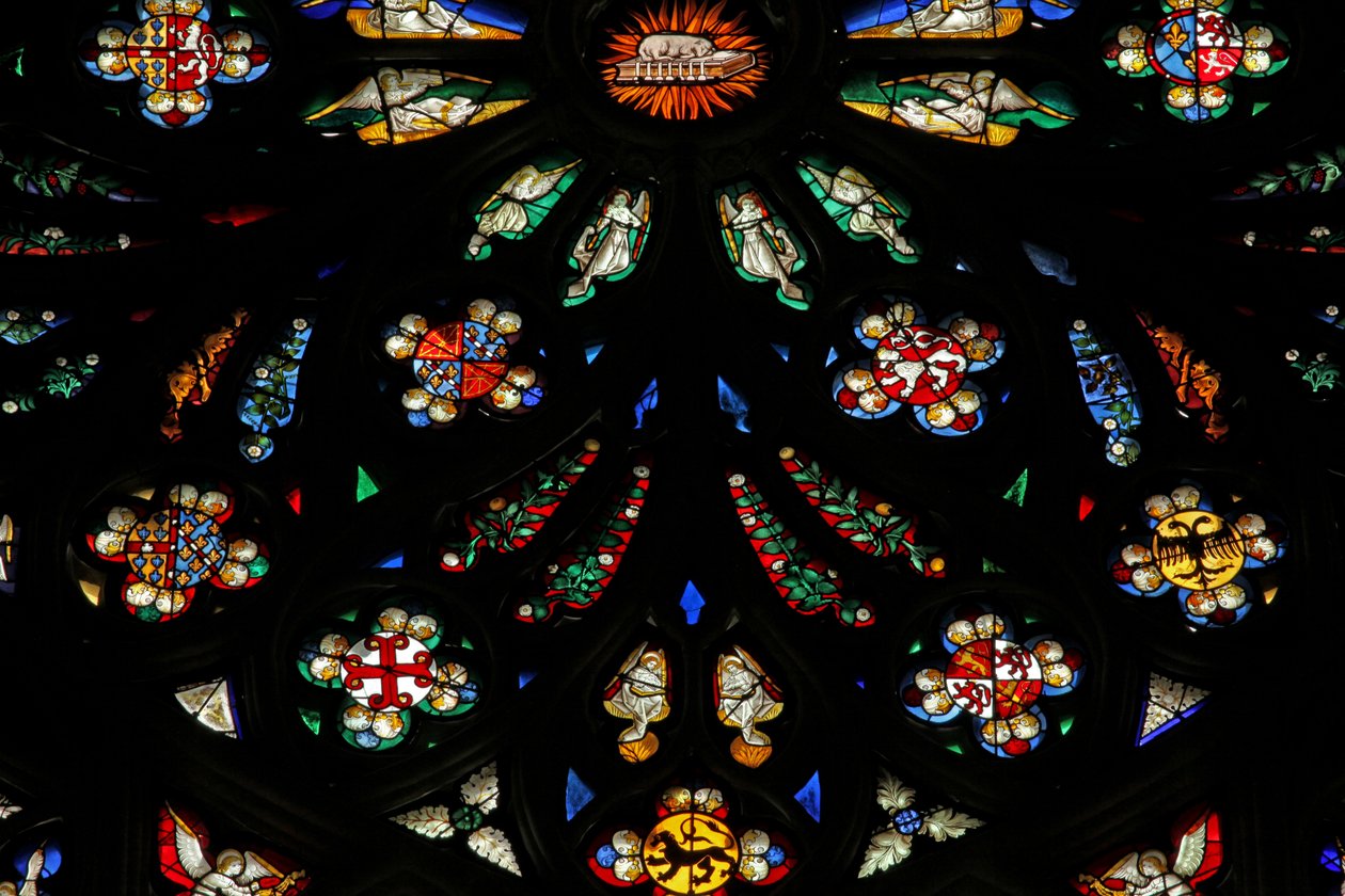 Okno zobrazující detail ze západního rozetového okna; erby zahrnují Montmorency-Laval, Bertrand Duguesclin a Oliver de Clisson od French School