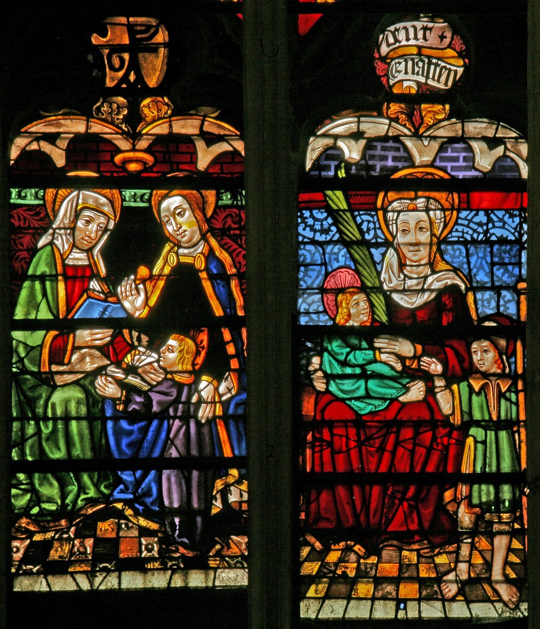 Okno w132 zobrazující Mary Salome? Svatá Anna, Maria a Kristus od French School