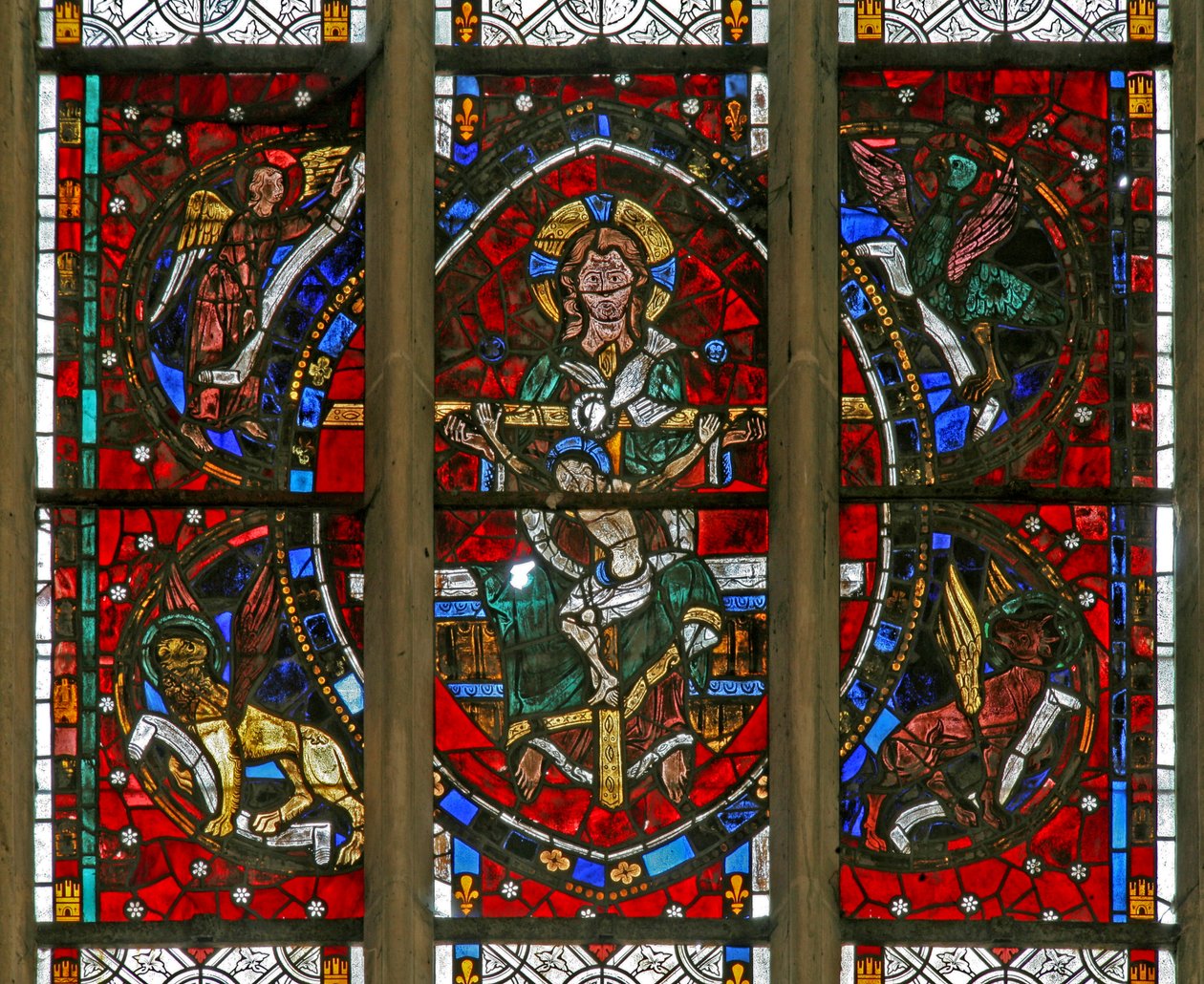 Okno w200 zobrazující Trojici obklopenou emblémy evangelistů od French School
