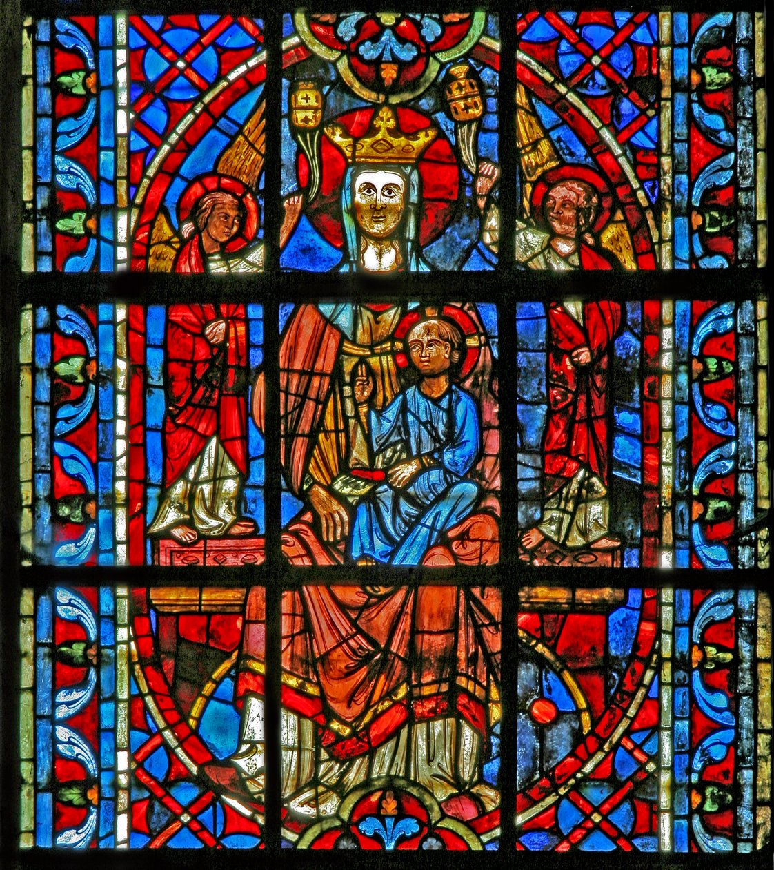 Okno w203 zobrazující Pannu a dítě s angelsi od French School