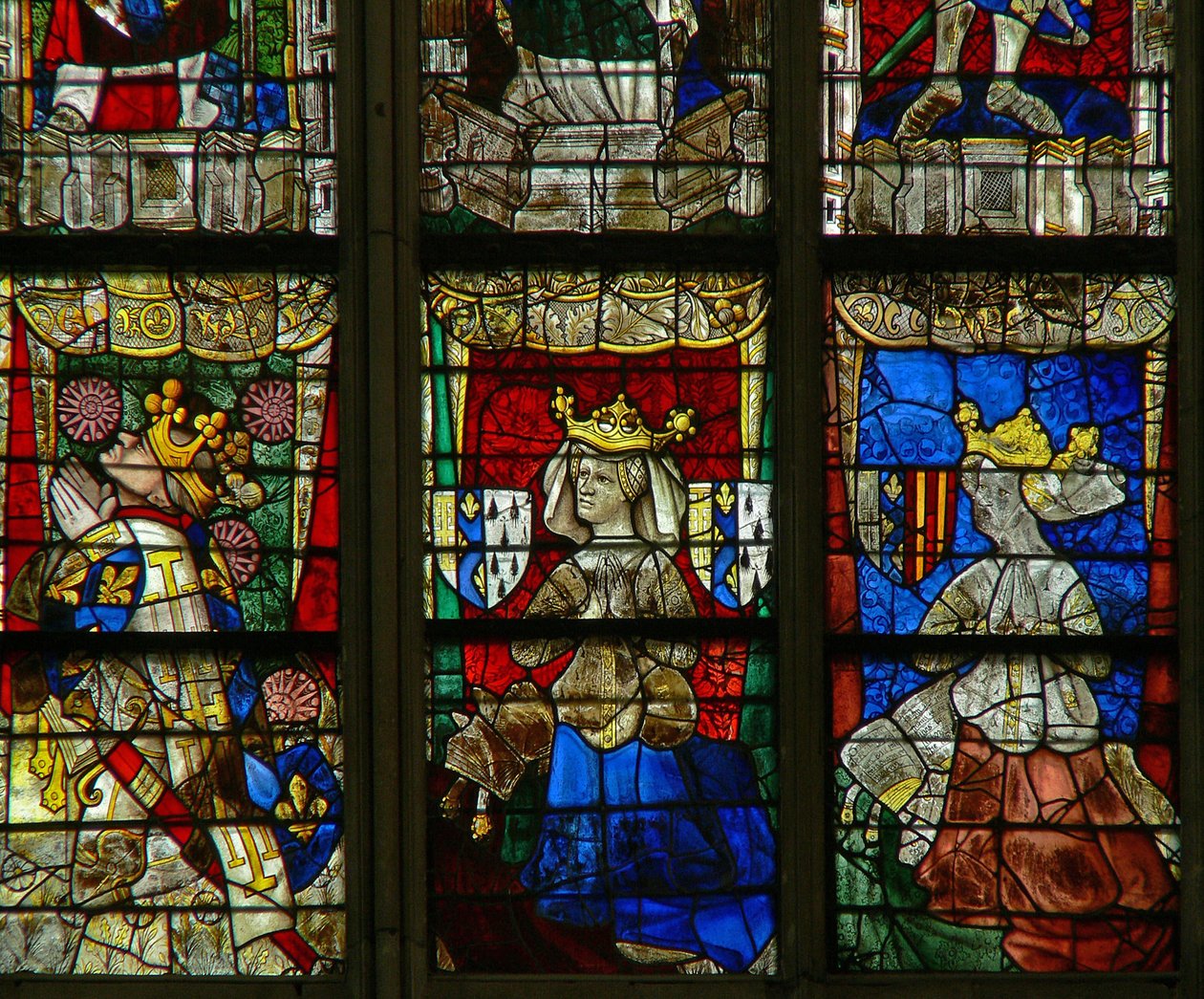 Okno w217 zobrazující Ludvíka II. danjou, Marie de Bretagne (matka Ludvíka II.), Yoland dAragon (manželka Ludvíka II.) od French School
