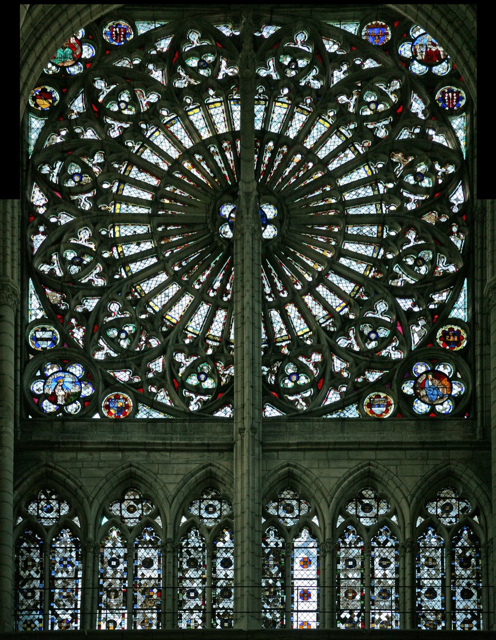 Okno w219 zobrazující evangelisty a grisaille (růžové okno - vnitřní) od French School