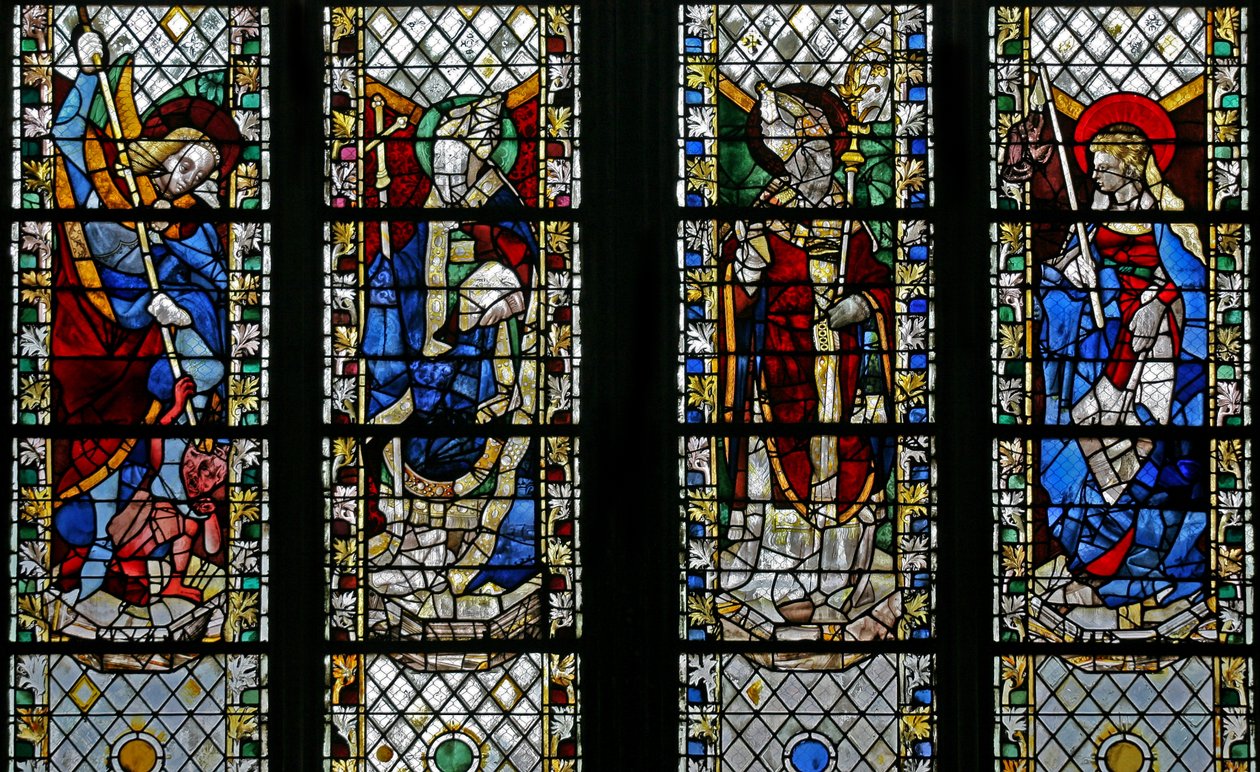 Okno w49 zobrazující St Michael, St Julien, St Guillaume, St Genevieve od French School
