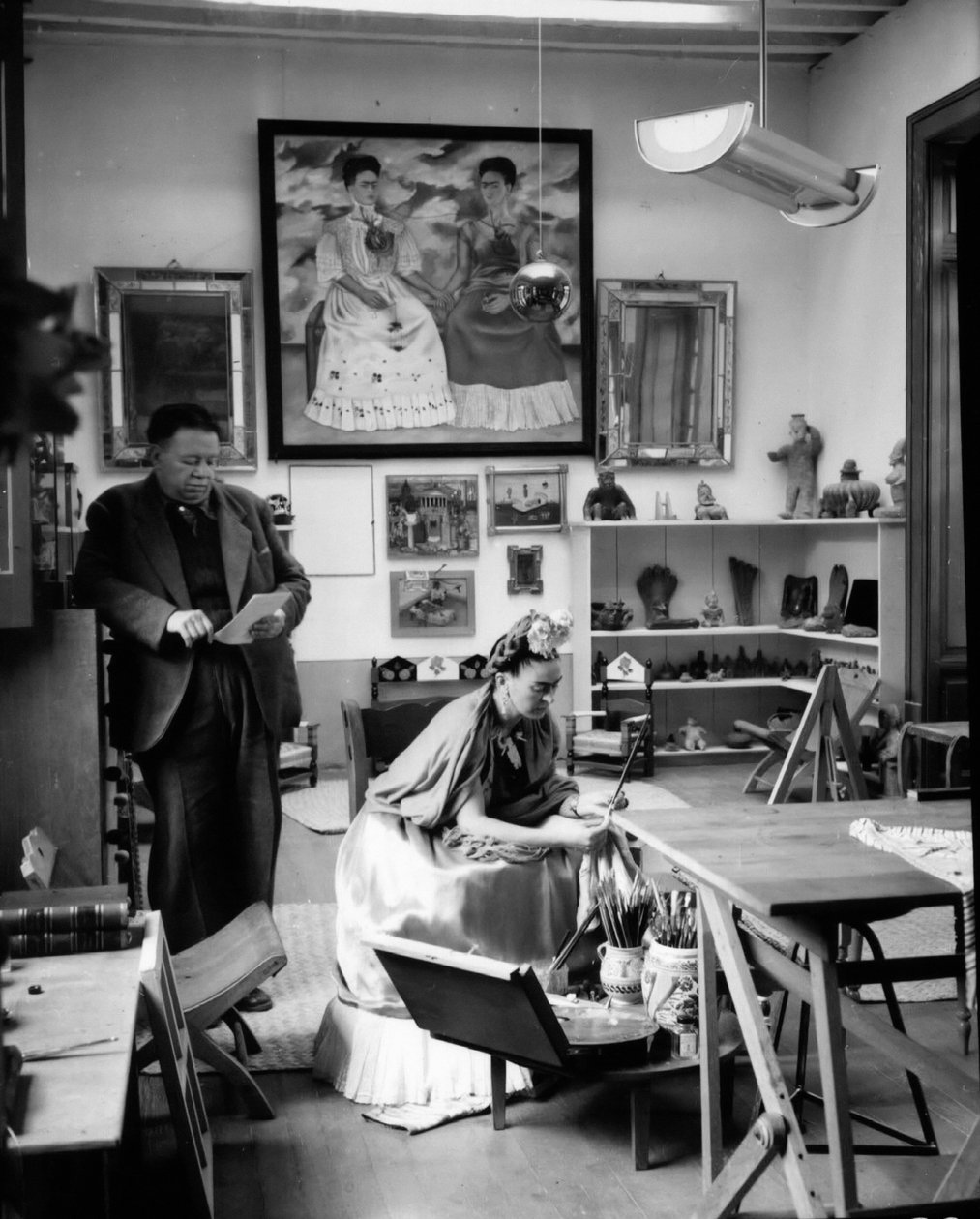 Mexičtí malíři Frida Kahlo (1907-1954) a Diego Rivera (1886-1957) ve své dílně v roce 1948 (čb fotografie) od Frida Kahlo