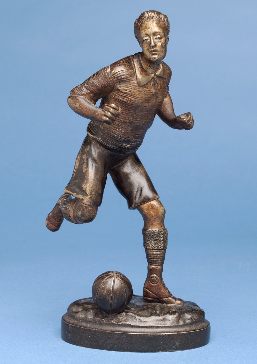 Fotbalista běžící s míčem, cca 1900 (bronz) od G. Omerth